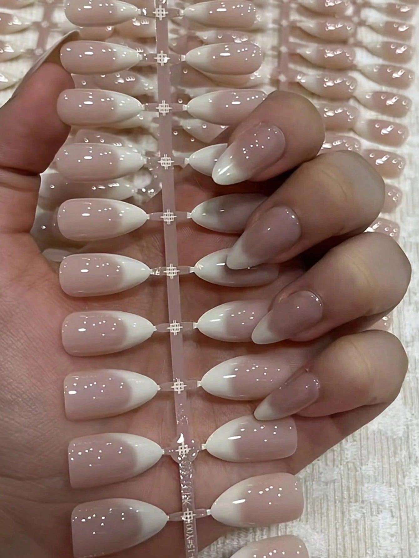شي إن 120قطع Medium Long لوز Shaped Ombre أبيض Nail Stickers - الصورة 2