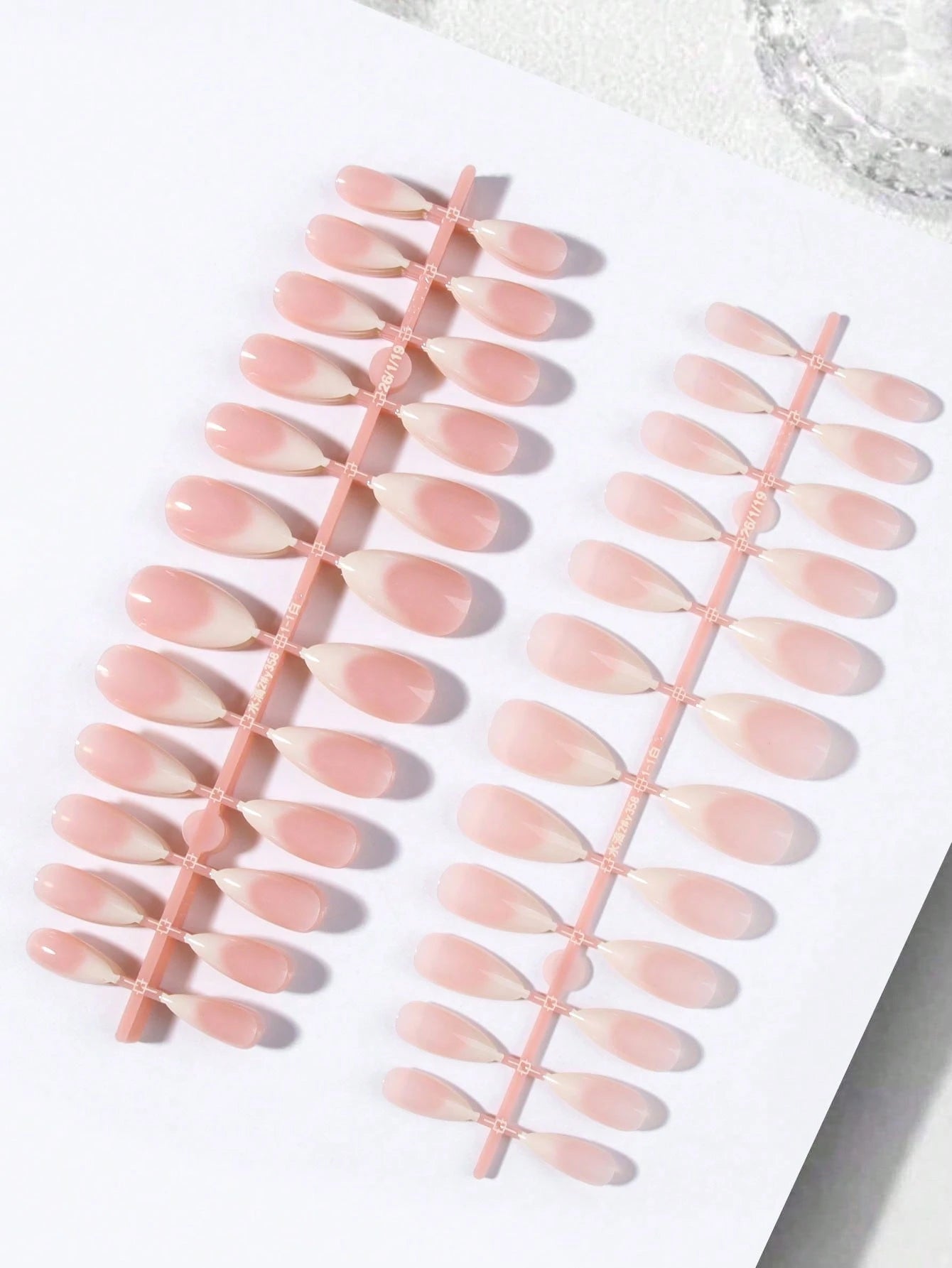 شي إن 120قطع Medium Long لوز Shaped Ombre أبيض Nail Stickers
